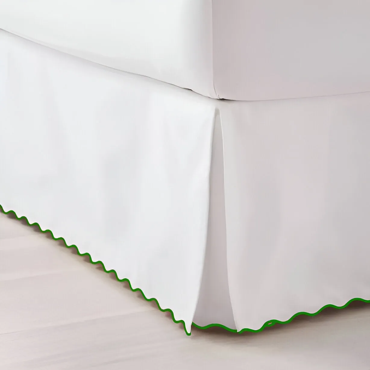 400TC Sateen Solid Cotton Scallop Embroidery Tailored Bed Skirt