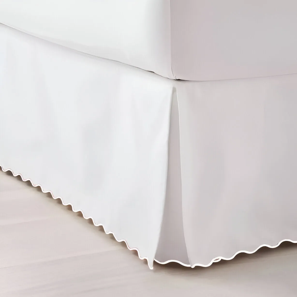 400TC Sateen Solid Cotton Scallop Embroidery Tailored Bed Skirt