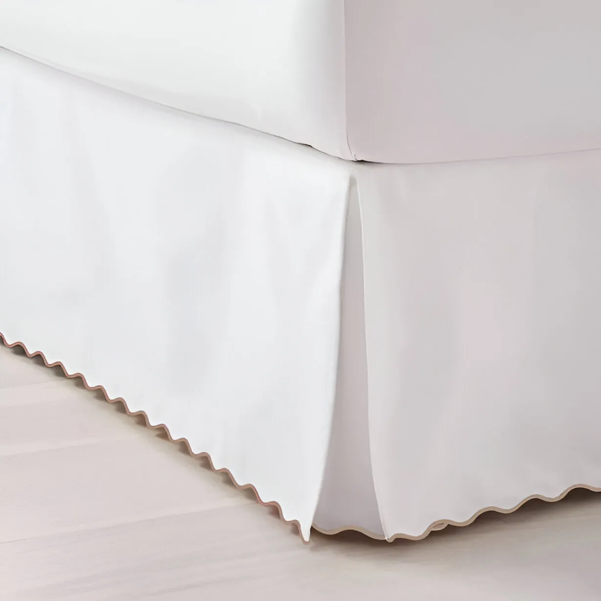 400TC Sateen Solid Cotton Scallop Embroidery Tailored Bed Skirt