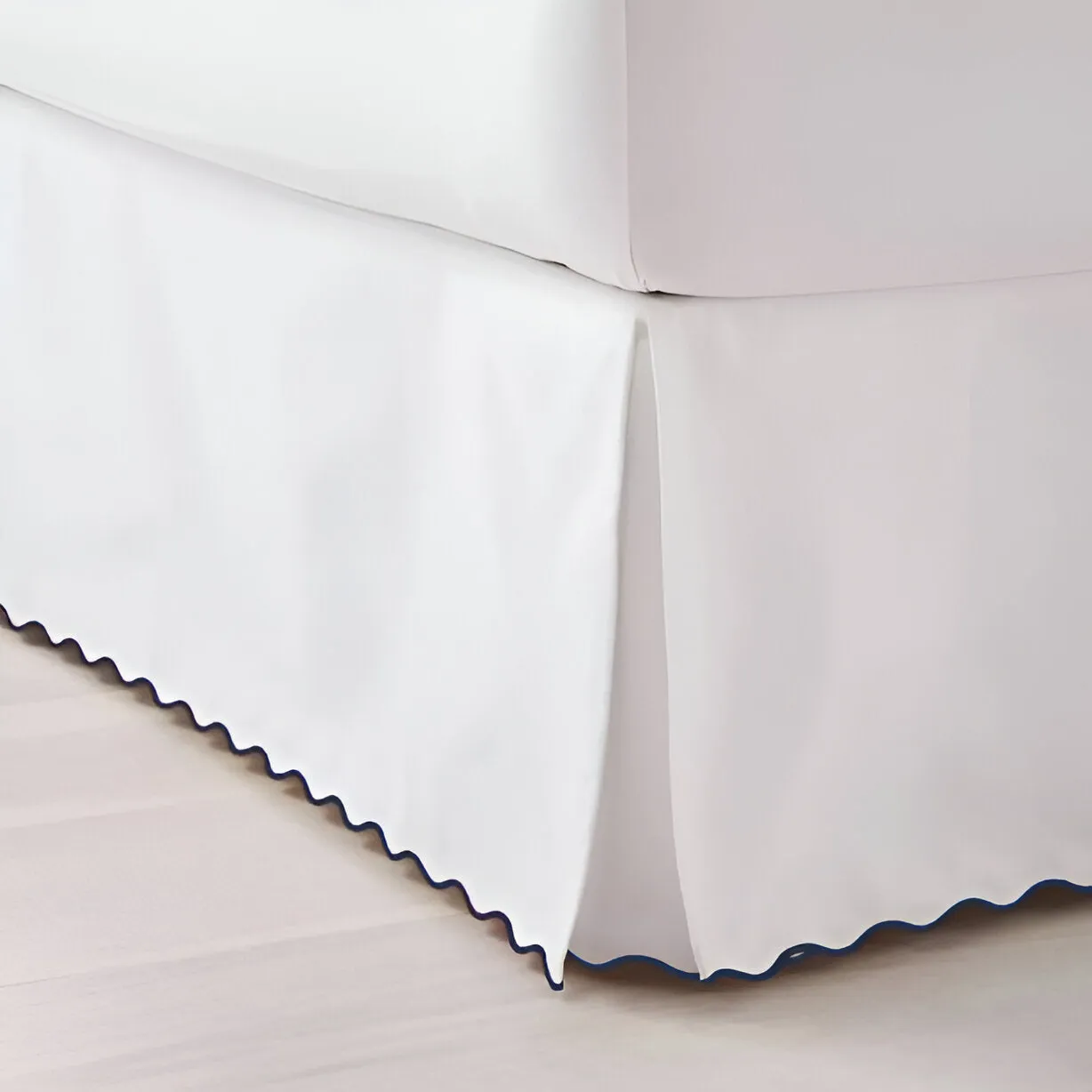 400TC Sateen Solid Cotton Scallop Embroidery Tailored Bed Skirt