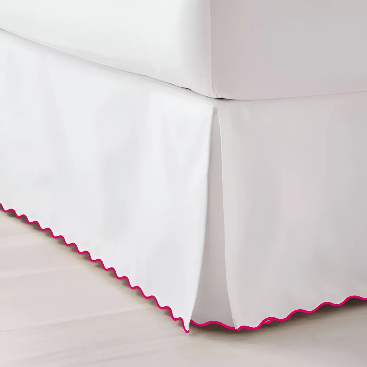 400TC Sateen Solid Cotton Scallop Embroidery Tailored Bed Skirt