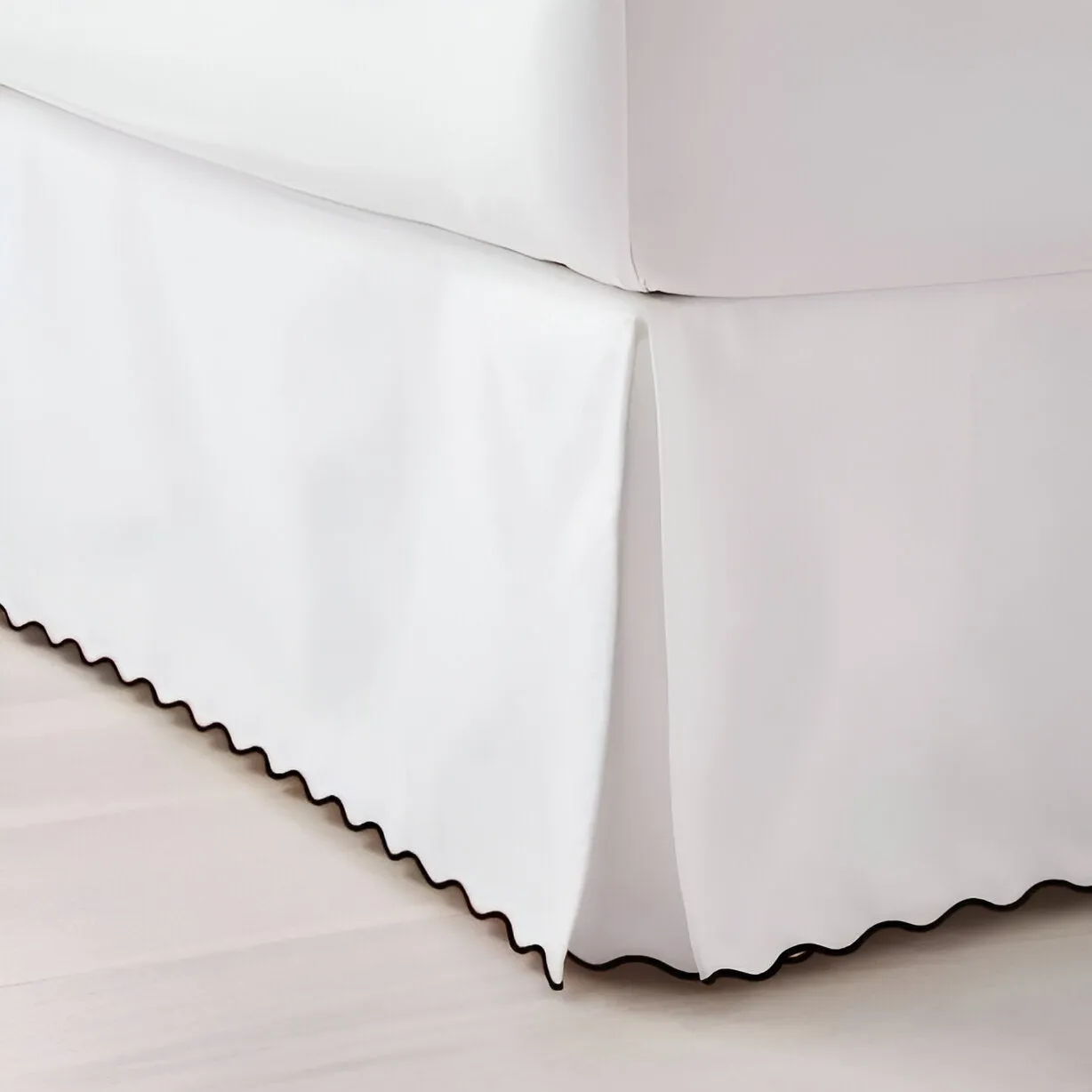400TC Sateen Solid Cotton Scallop Embroidery Tailored Bed Skirt