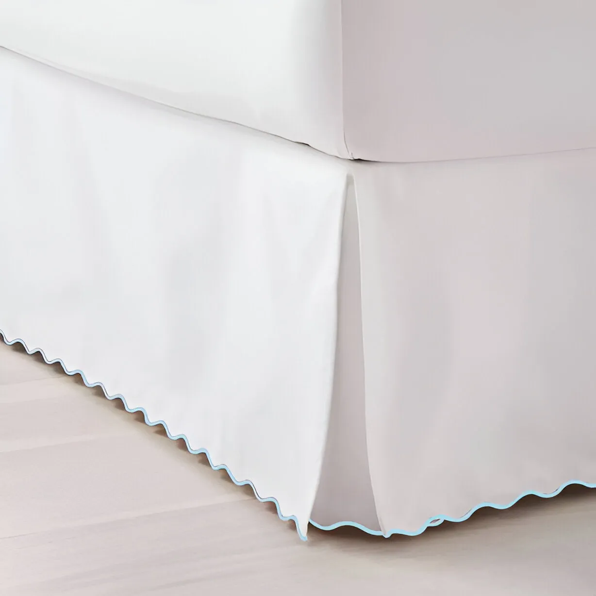 400TC Sateen Solid Cotton Scallop Embroidery Tailored Bed Skirt