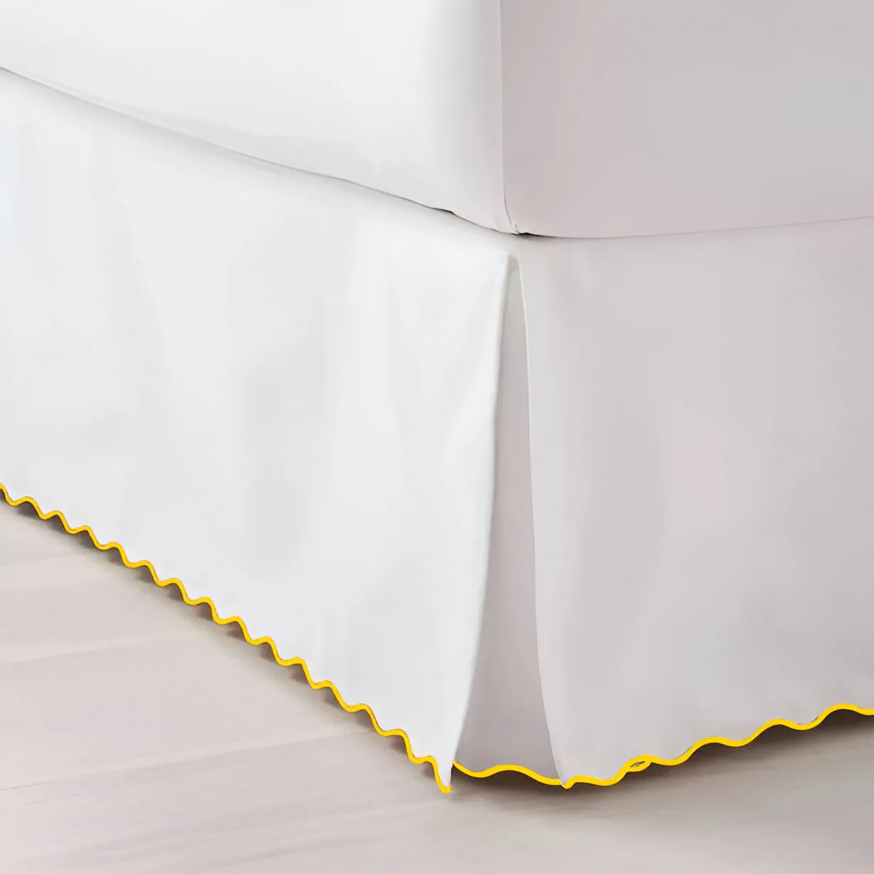 400TC Sateen Solid Cotton Scallop Embroidery Tailored Bed Skirt