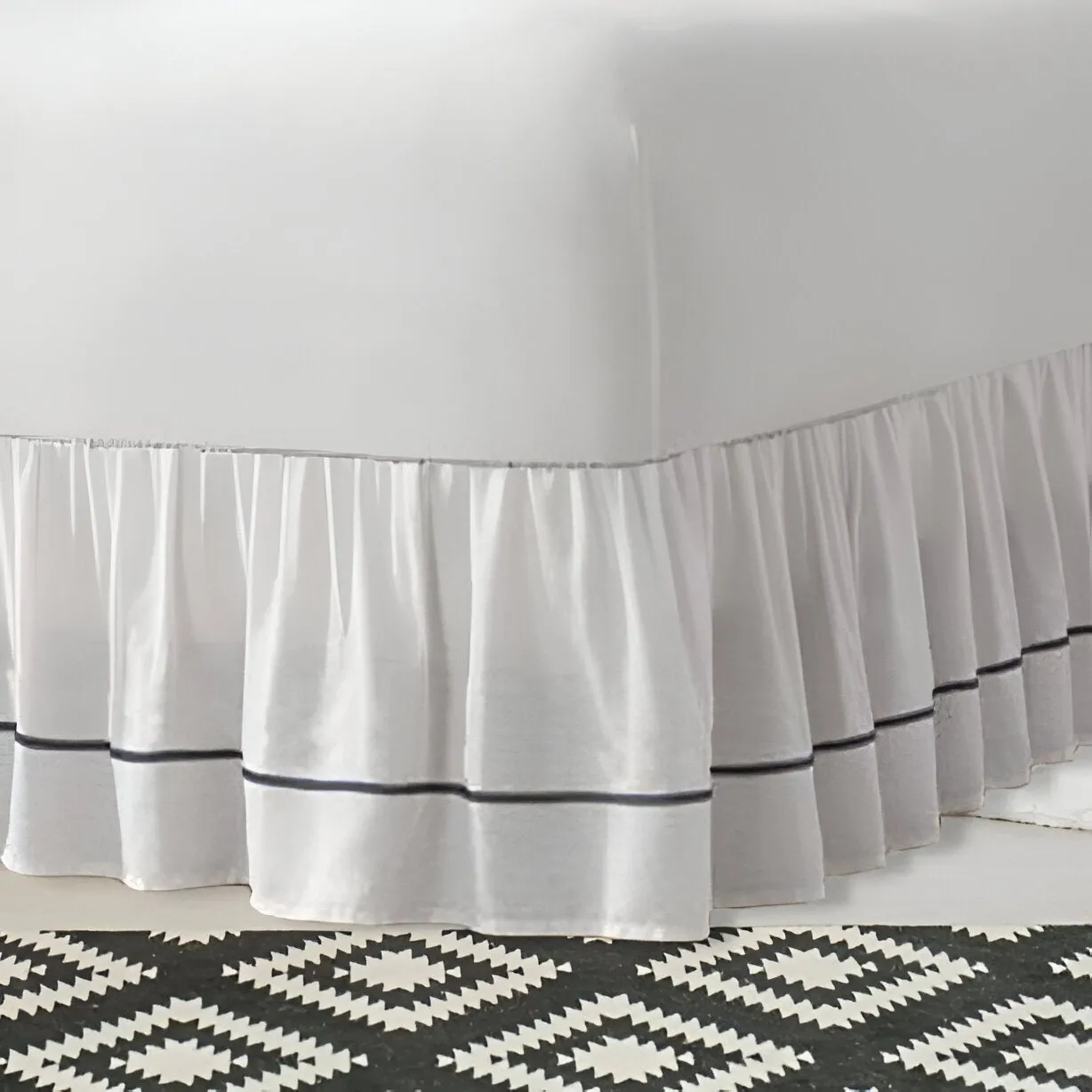 400TC Sateen Solid Cotton Single Embroidered Gathered Bed Skirt