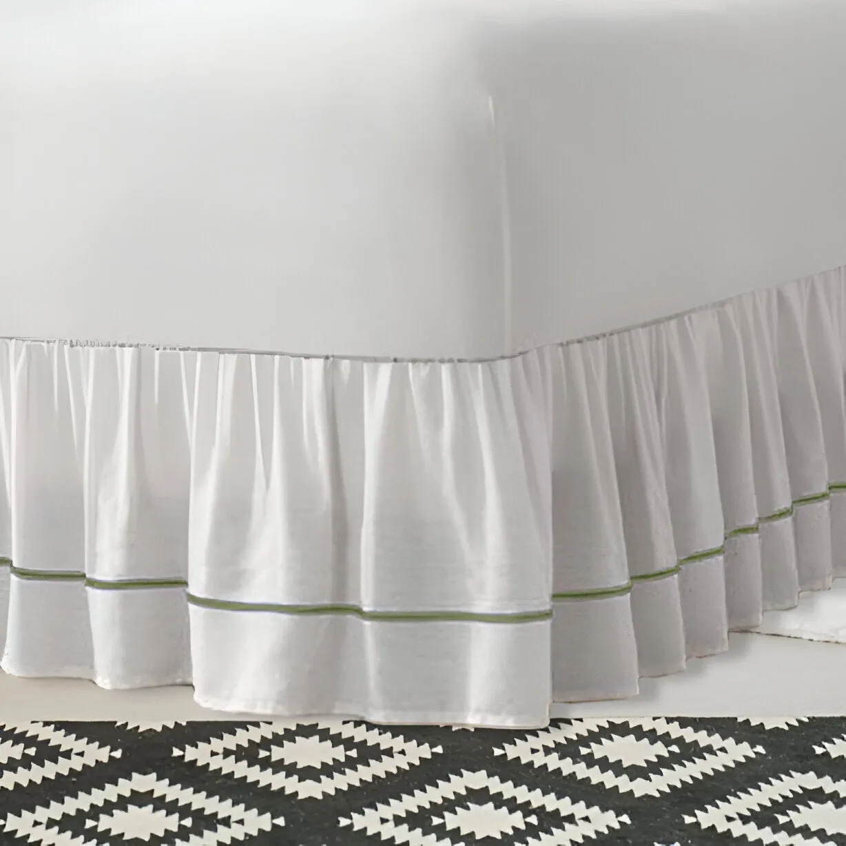 400TC Sateen Solid Cotton Single Embroidered Gathered Bed Skirt