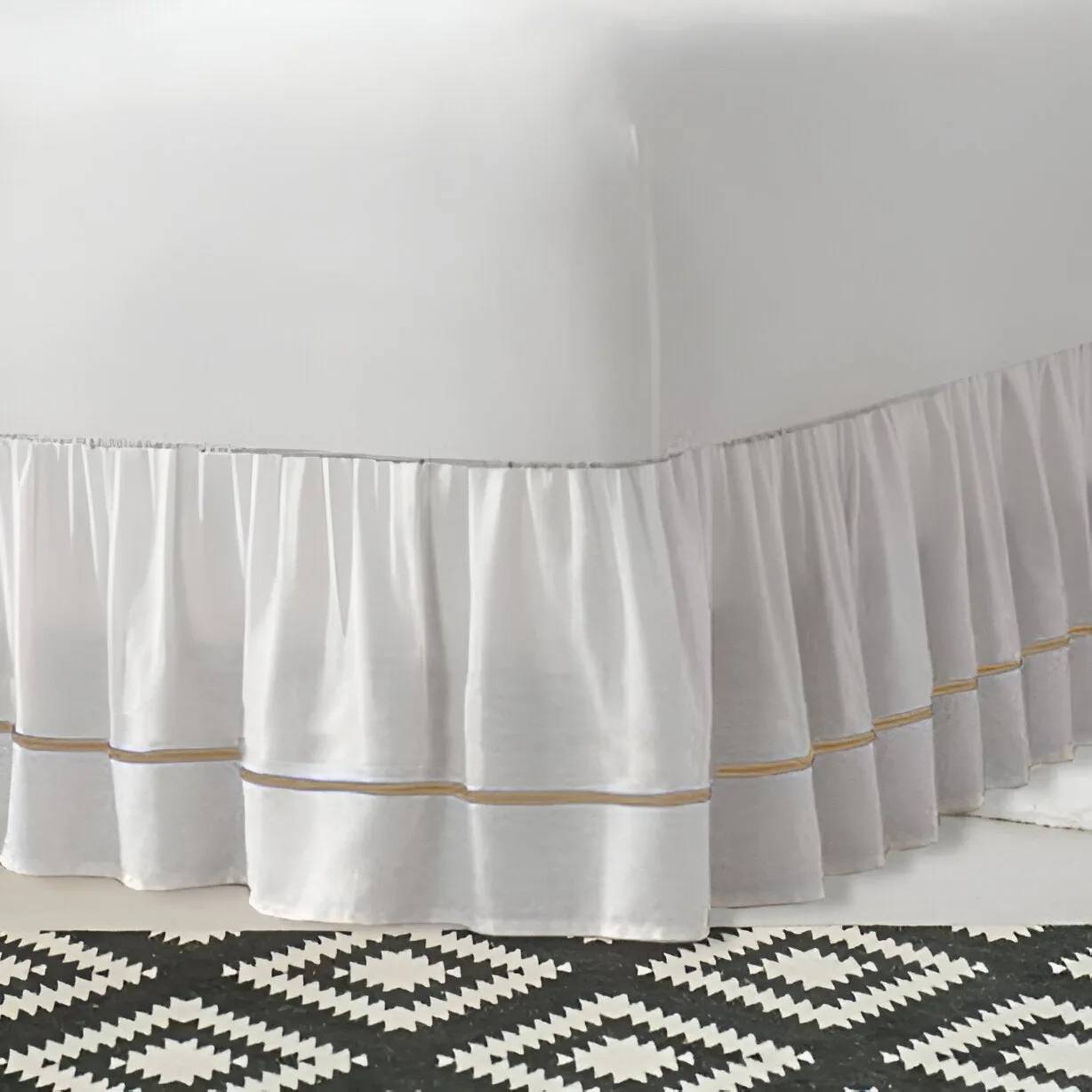 400TC Sateen Solid Cotton Single Embroidered Gathered Bed Skirt