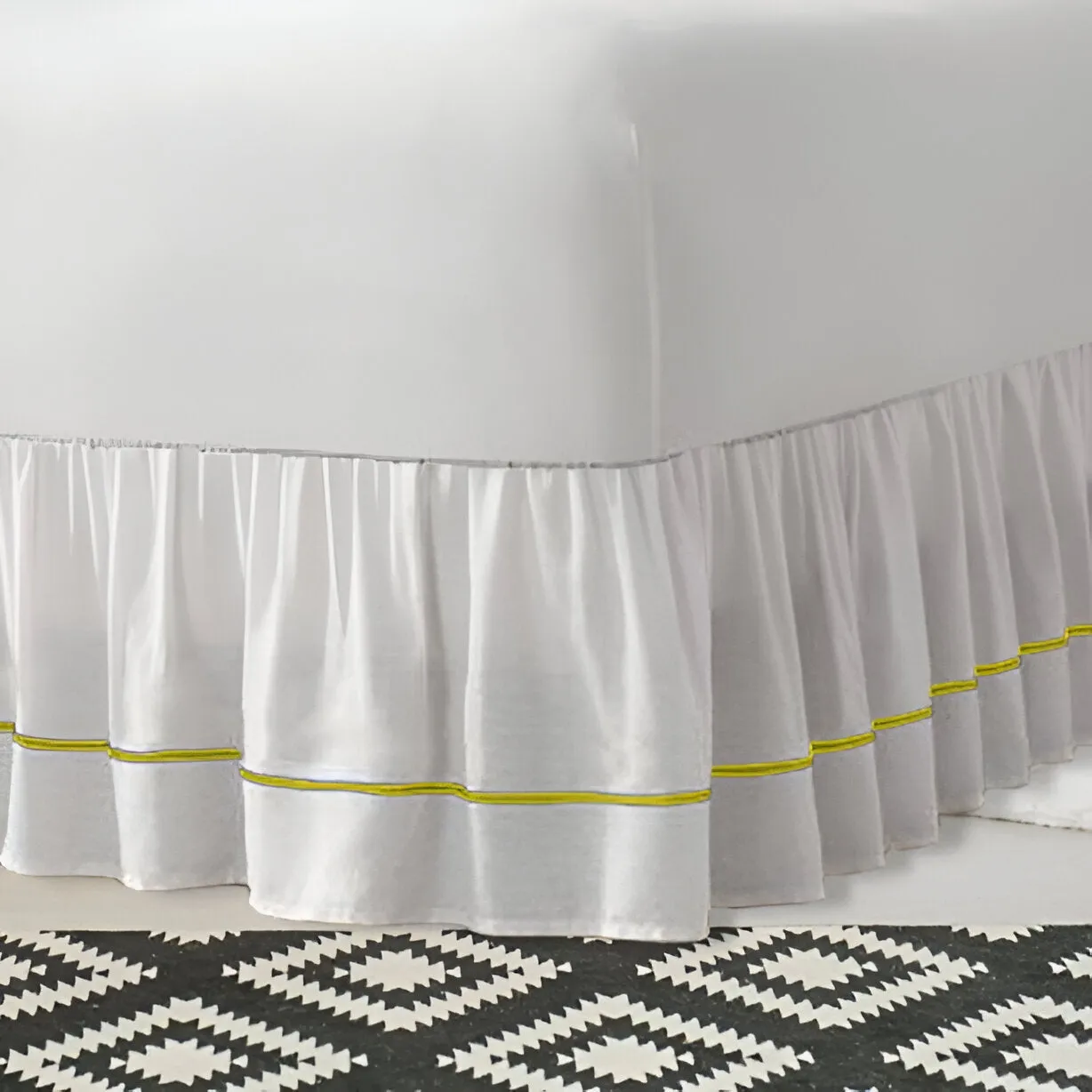 400TC Sateen Solid Cotton Single Embroidered Gathered Bed Skirt