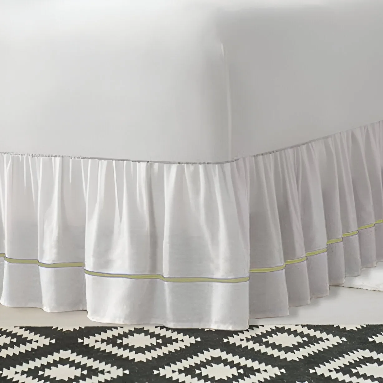 400TC Sateen Solid Cotton Single Embroidered Gathered Bed Skirt