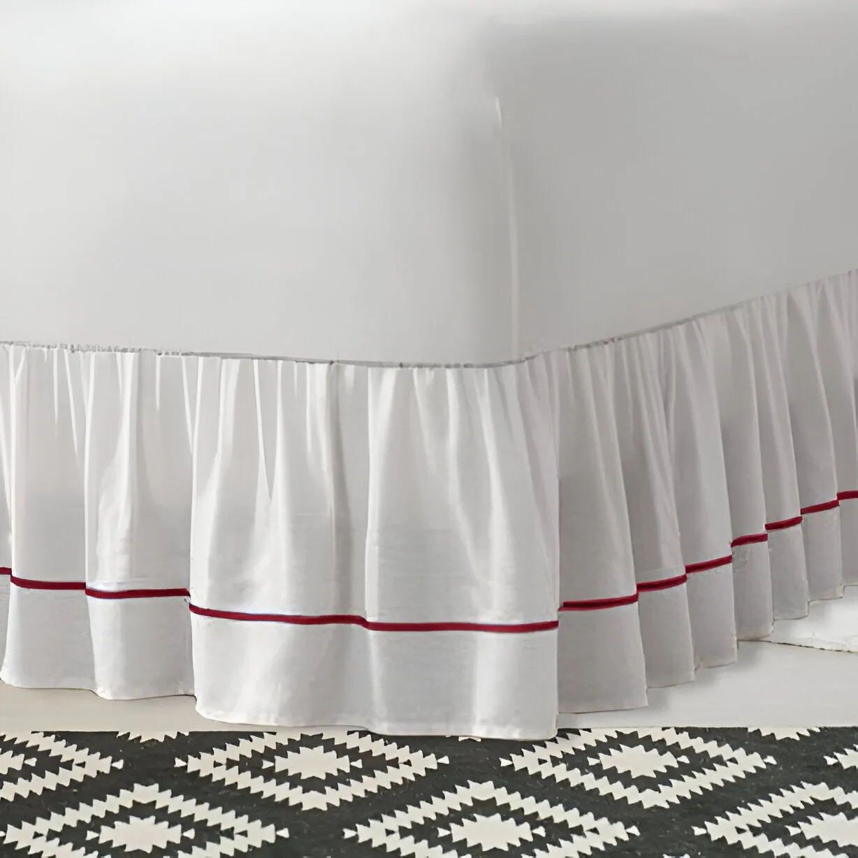 400TC Sateen Solid Cotton Single Embroidered Gathered Bed Skirt