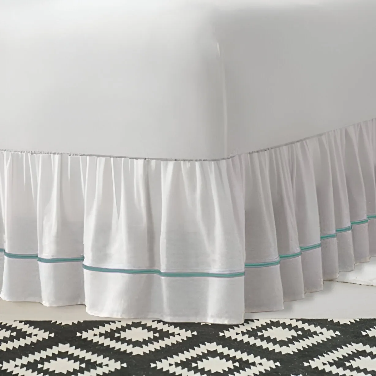 400TC Sateen Solid Cotton Single Embroidered Gathered Bed Skirt