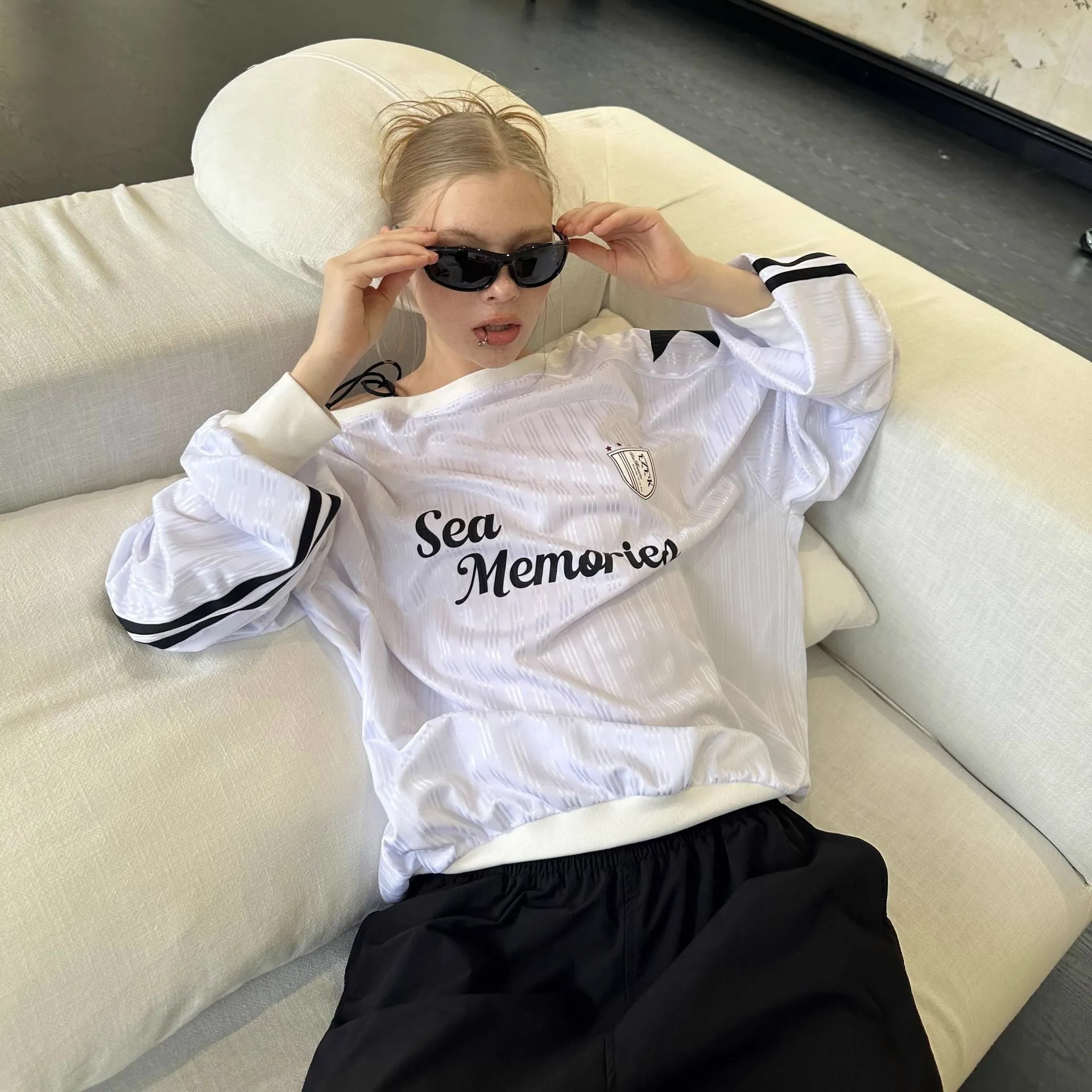 American Retro Street Hot Girl Top T-Shirt. Off-Shoulder Design Exposed Shoulder Jersey. Trendy Loose Letter Sweatshirt for Women. C-241030-8