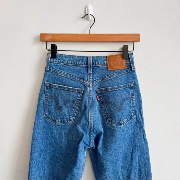LEVI’S • Ribcage Straight Ankle Jean in Jive Tribe • 24