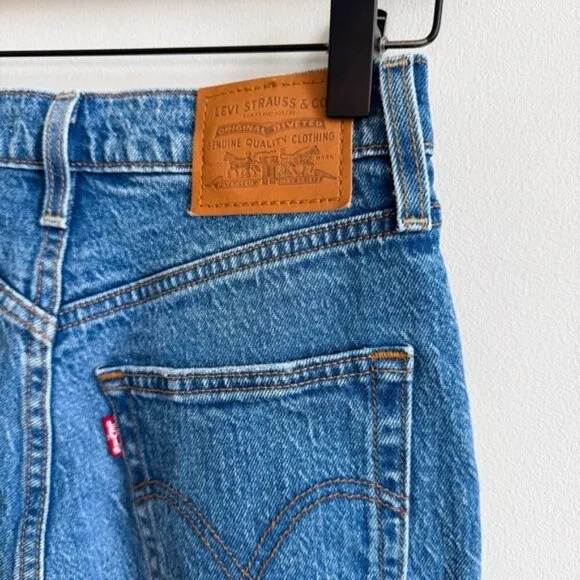 LEVI’S • Ribcage Straight Ankle Jean in Jive Tribe • 24
