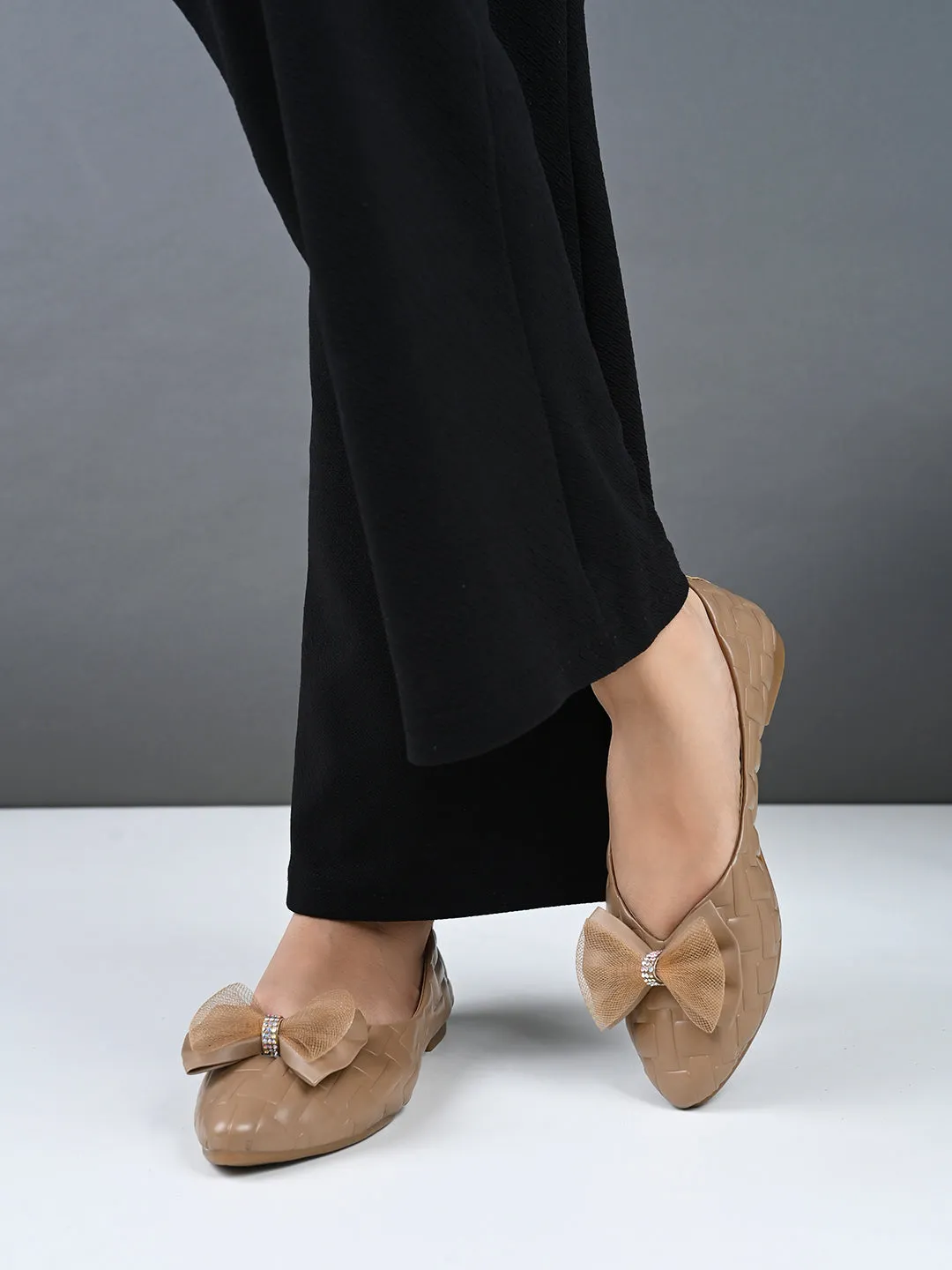 Mesh Bow with Elegant Design Textured Flats