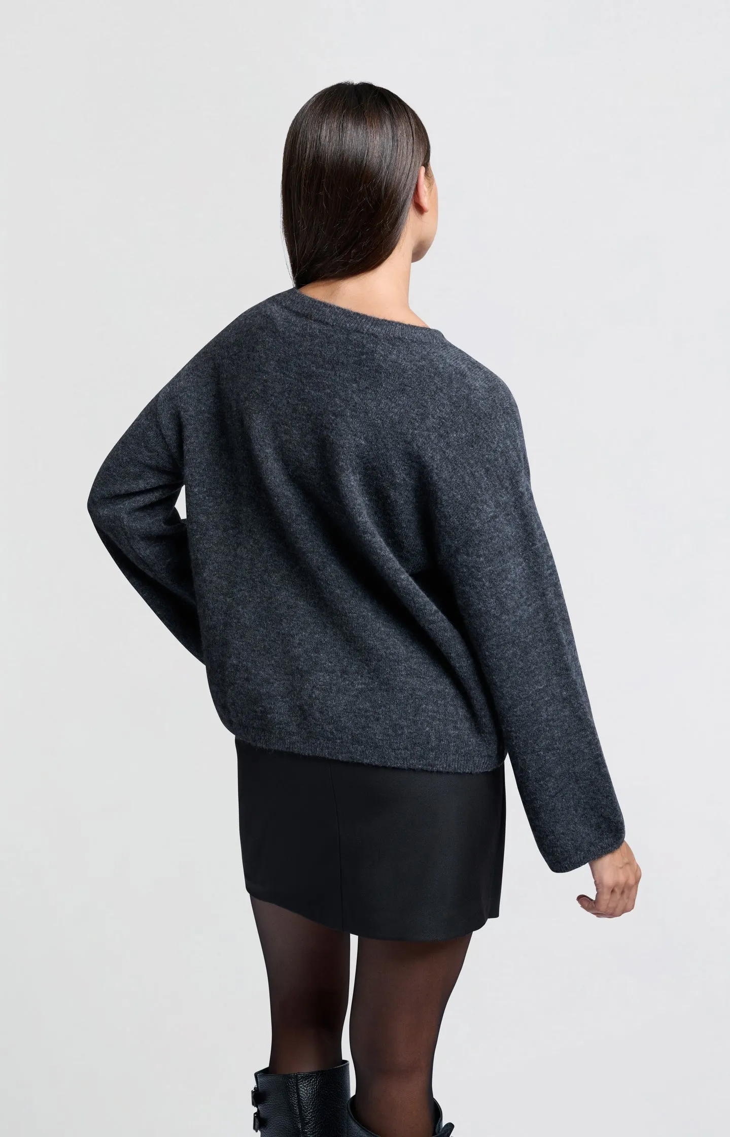 Soft oversized sweater with round neck and long sleeves
