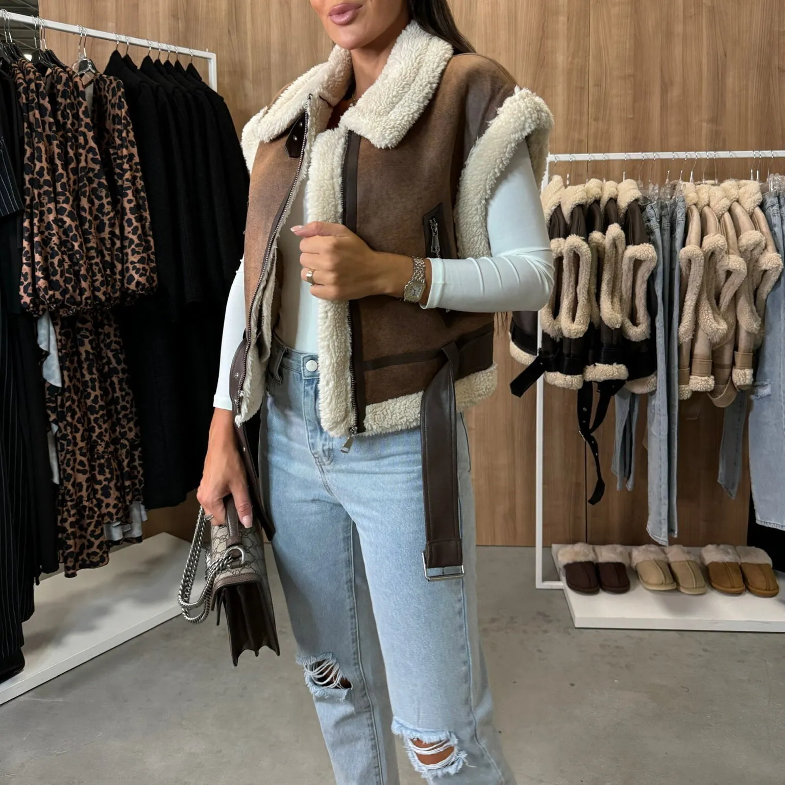 Stylish PU Leather Vest with Cozy Furry Lining and Zipper Details