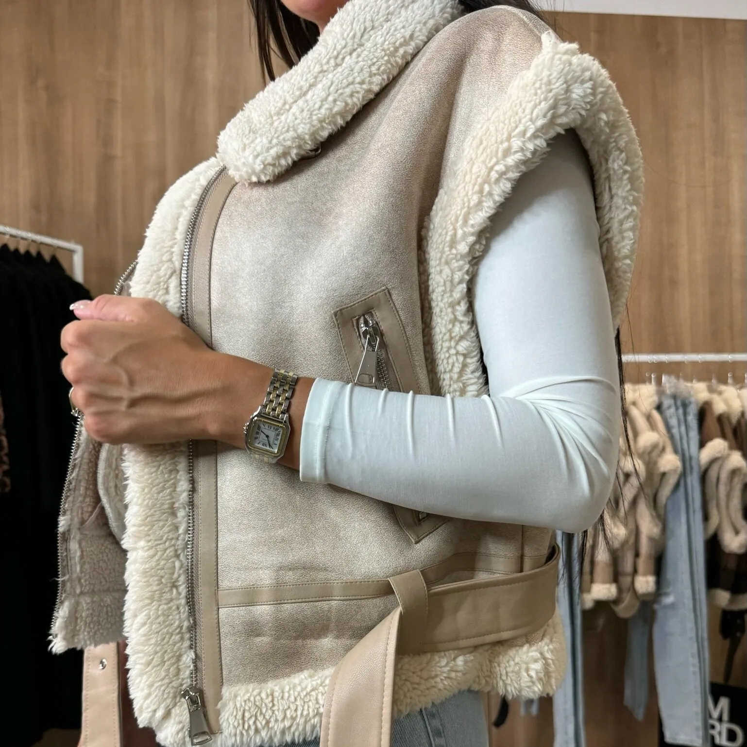 Stylish PU Leather Vest with Cozy Furry Lining and Zipper Details