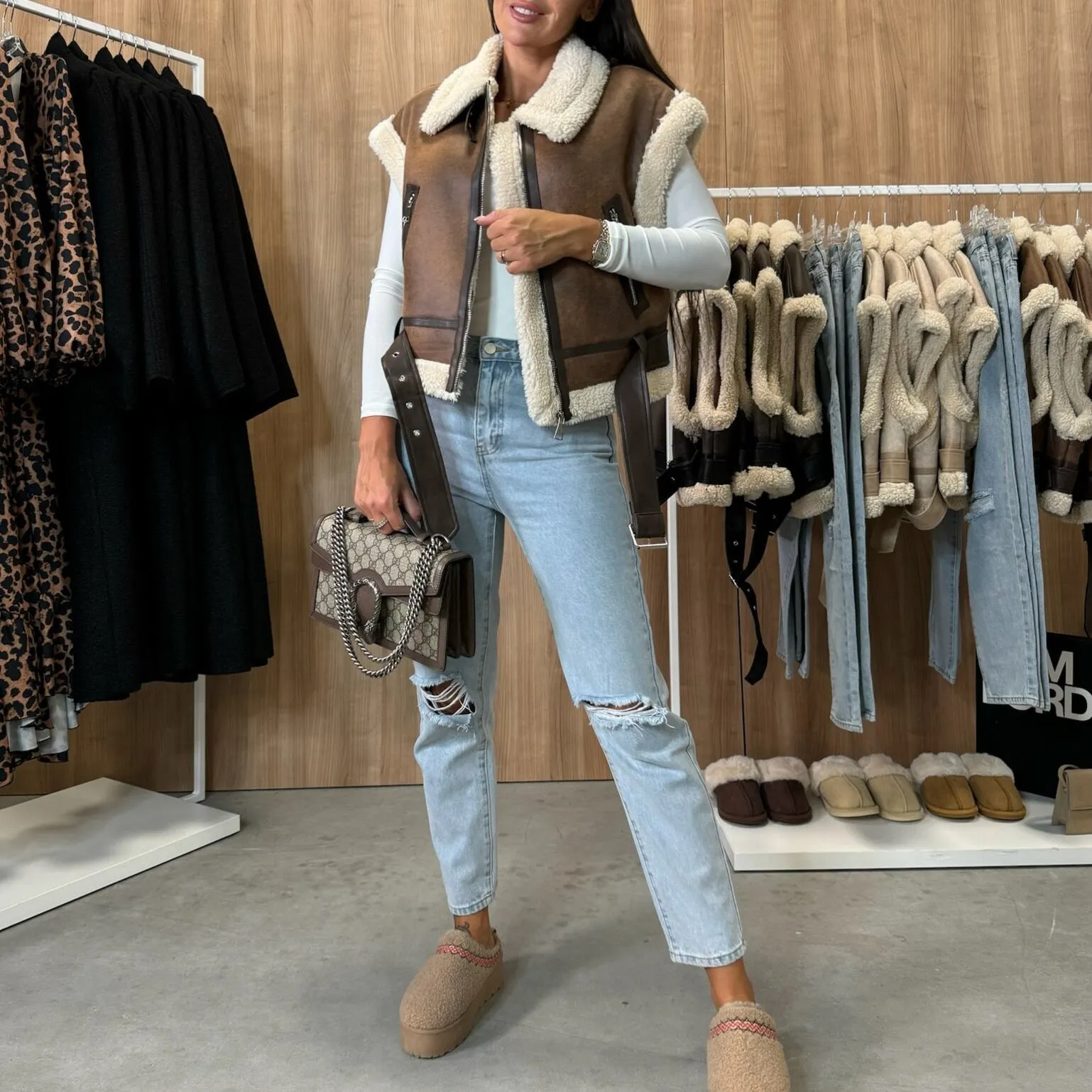 Stylish PU Leather Vest with Cozy Furry Lining and Zipper Details