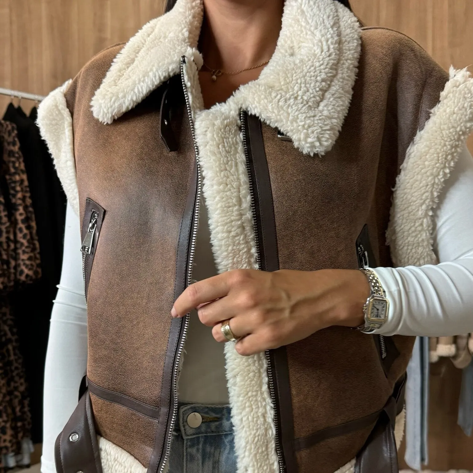 Stylish PU Leather Vest with Cozy Furry Lining and Zipper Details