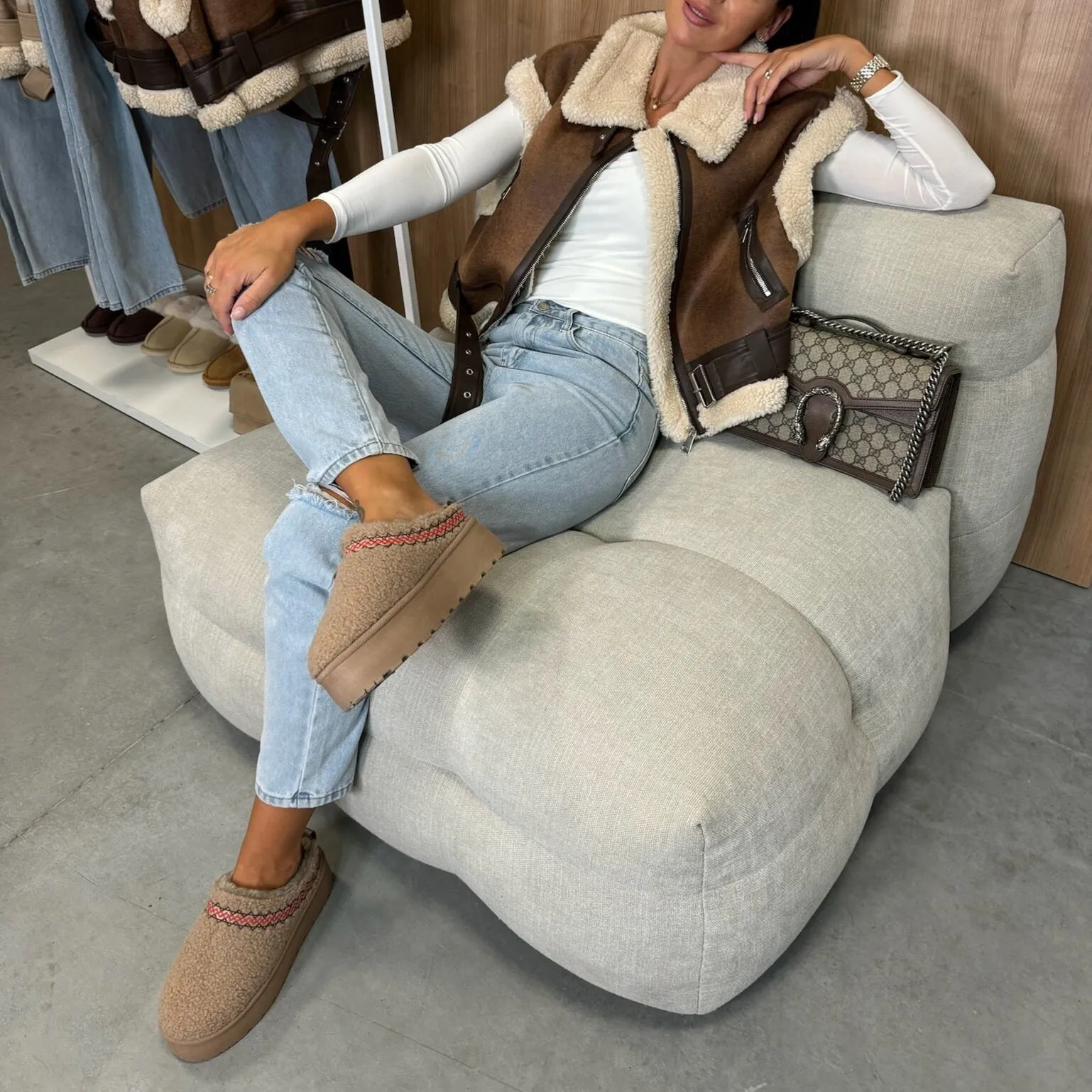 Stylish PU Leather Vest with Cozy Furry Lining and Zipper Details