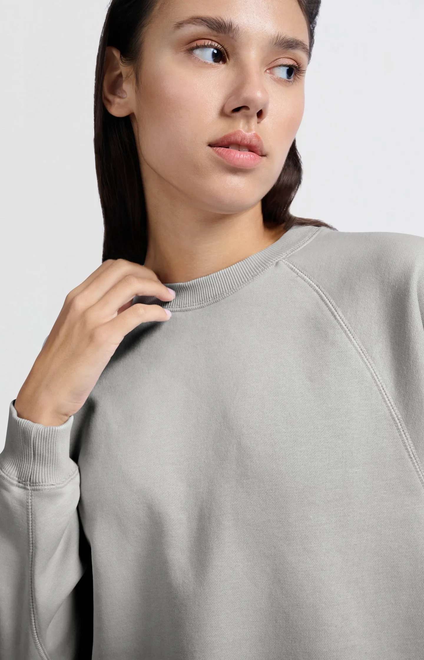 Sweater with round neck and raglan sleeves
