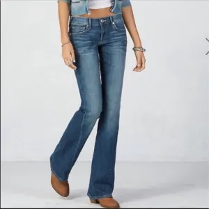 True Religion “Joey” Flare Leg Low Rise Stretch Denim Size 28 Jeans Made in USA