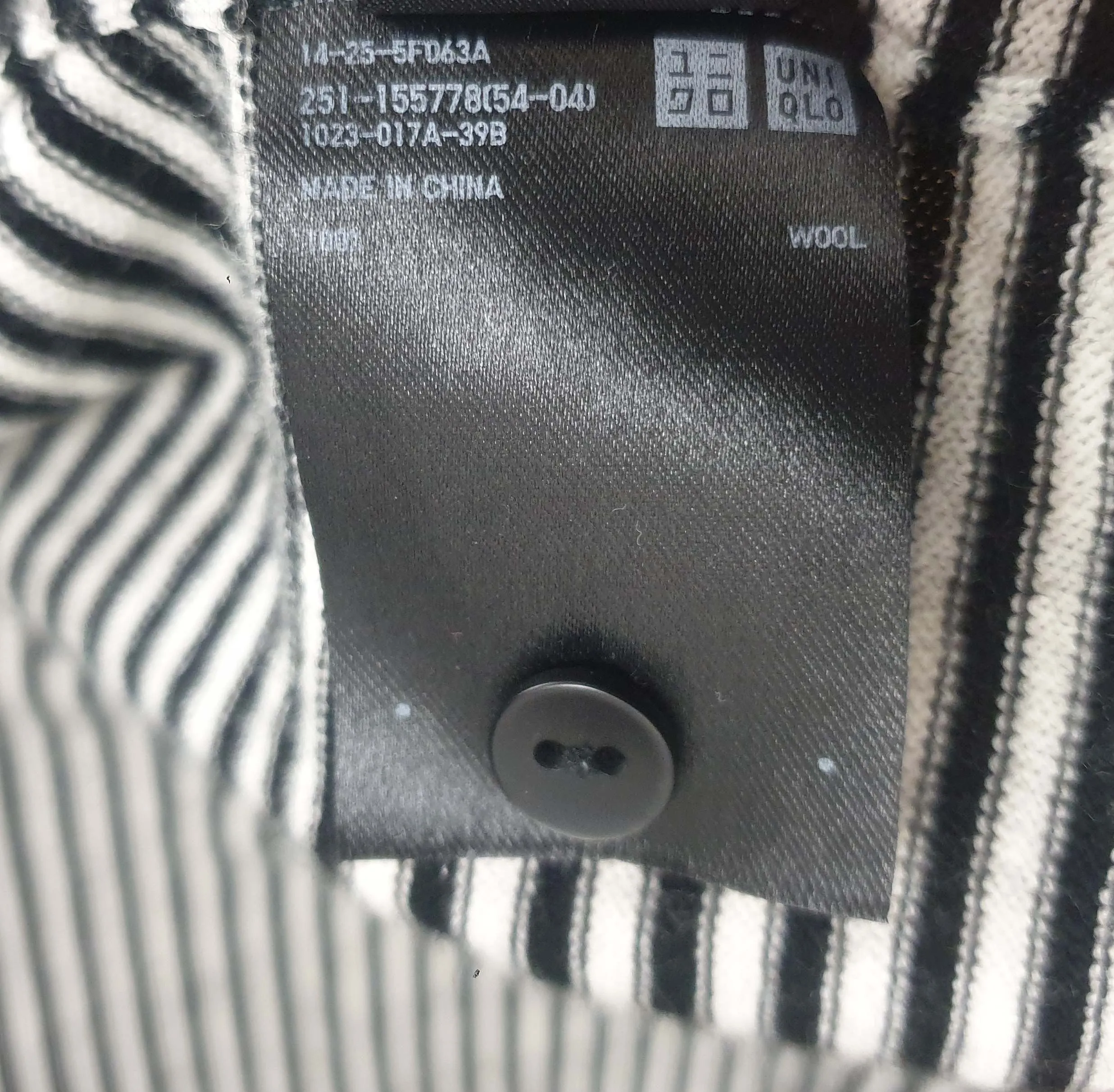 Uniqlo black and white new wool knit cardigan size XL